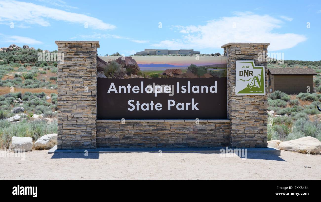 Syracuse, Utah, États-Unis - 10 juin 2024 ; panneau en pierre pour le parc d'État d'Antelope Island sur le Grand Lac Salé Banque D'Images