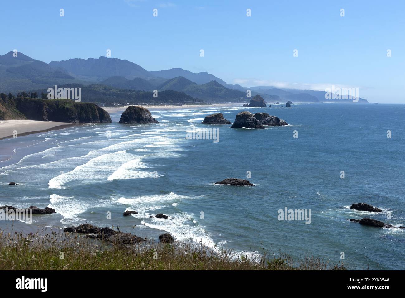 Cannon Beach, y compris Haystack Rock, vu depuis le parc d'État Ecola à Tillamook Head sur la côte de l'Oregon. Banque D'Images