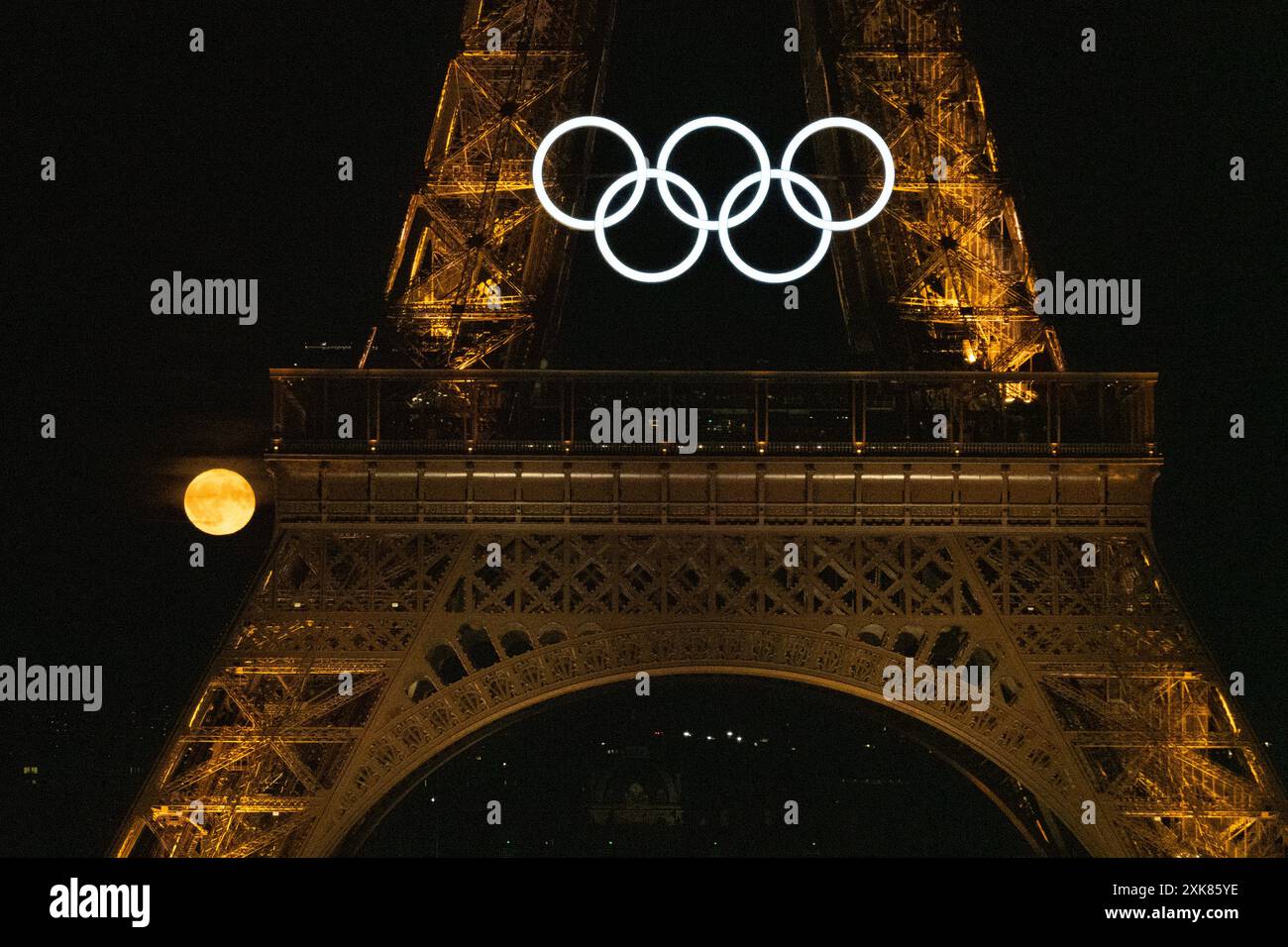 Paris, France. 21 juillet 2024. La pleine lune à côté de la Tour Eiffel alors que la ville est prête à accueillir les Jeux d'été de 2024 à Paris, France, le dimanche 21 juillet 2024. Les Jeux Olympiques d'été débutent le 26 juillet, 100 ans après la dernière fois que Paris a accueilli les Jeux. Photo de Pat Benic/UPI crédit : UPI/Alamy Live News Banque D'Images