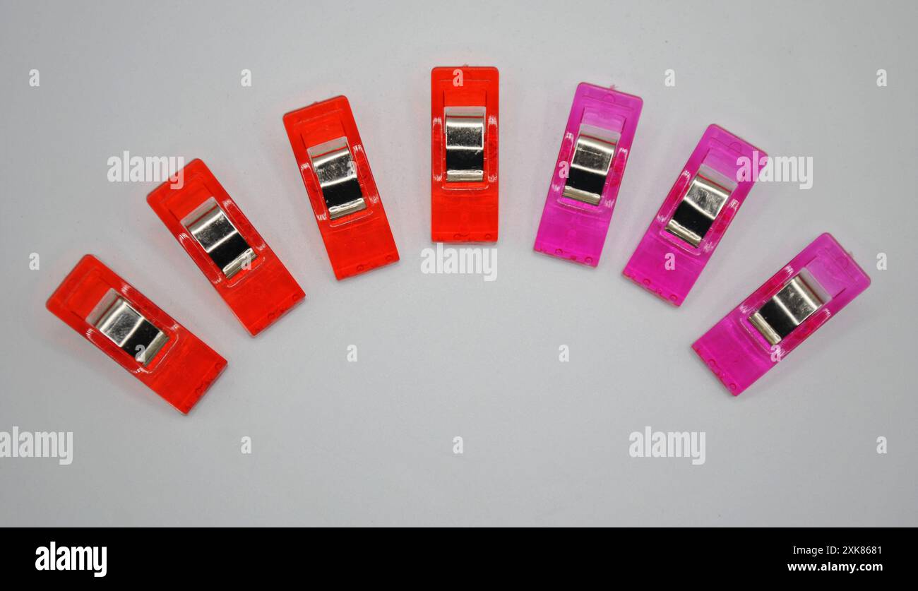 Clips en plastique colorés pour la couture et l'artisanat Banque D'Images