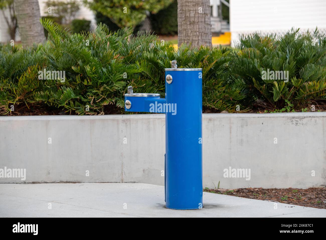 Une station de remplissage d'eau à deux robinets, système d'éco-filtration. Le système d'hydratation de l'eau potable permet des bouteilles et une fontaine pour des recharges sans contact. Banque D'Images