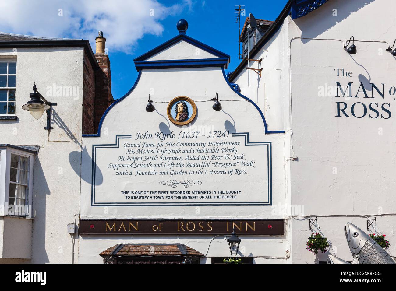 Panneau au-dessus de l'homme de Ross Inn à Ross-on-Wye, Herefoirdshire, avec des détails du philanthrope du 17ème siècle John Kyrle Banque D'Images