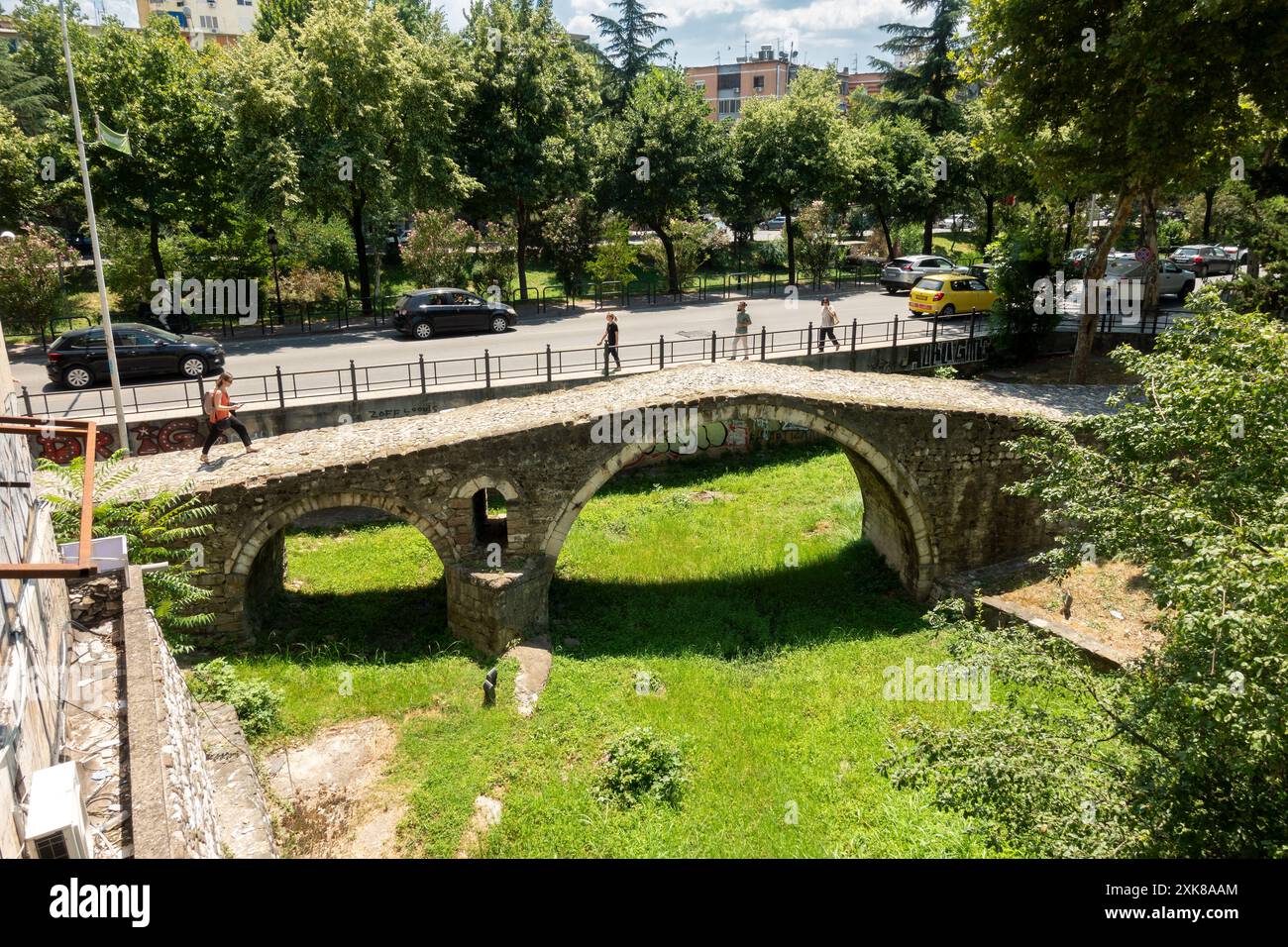 Tanner's Tanner's Bridge Tirana Albanie. Historique petit vieux pont ottoman du 18 siècle. XVIIIe siècle XVIIIe siècle passerelle en pierre du XVIIIe siècle. Banque D'Images