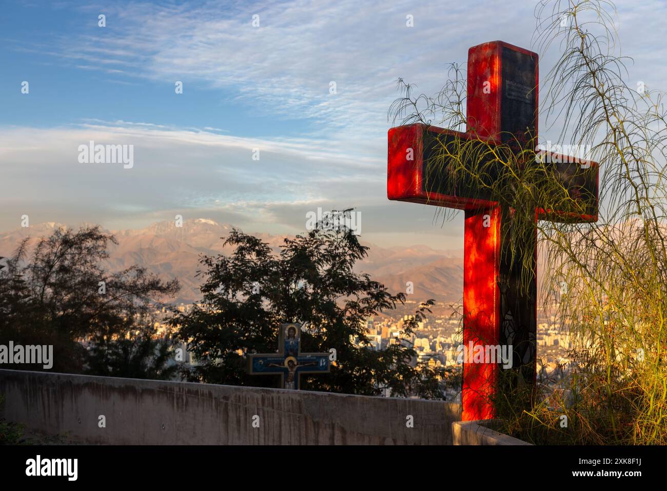 Croix-Rouge catholique Capilla la Maternidad maternité Chapelle Church, Cerro San Cristobal Hill Santiago Chili, chaîne de montagnes des Andes lointaines contexte Banque D'Images