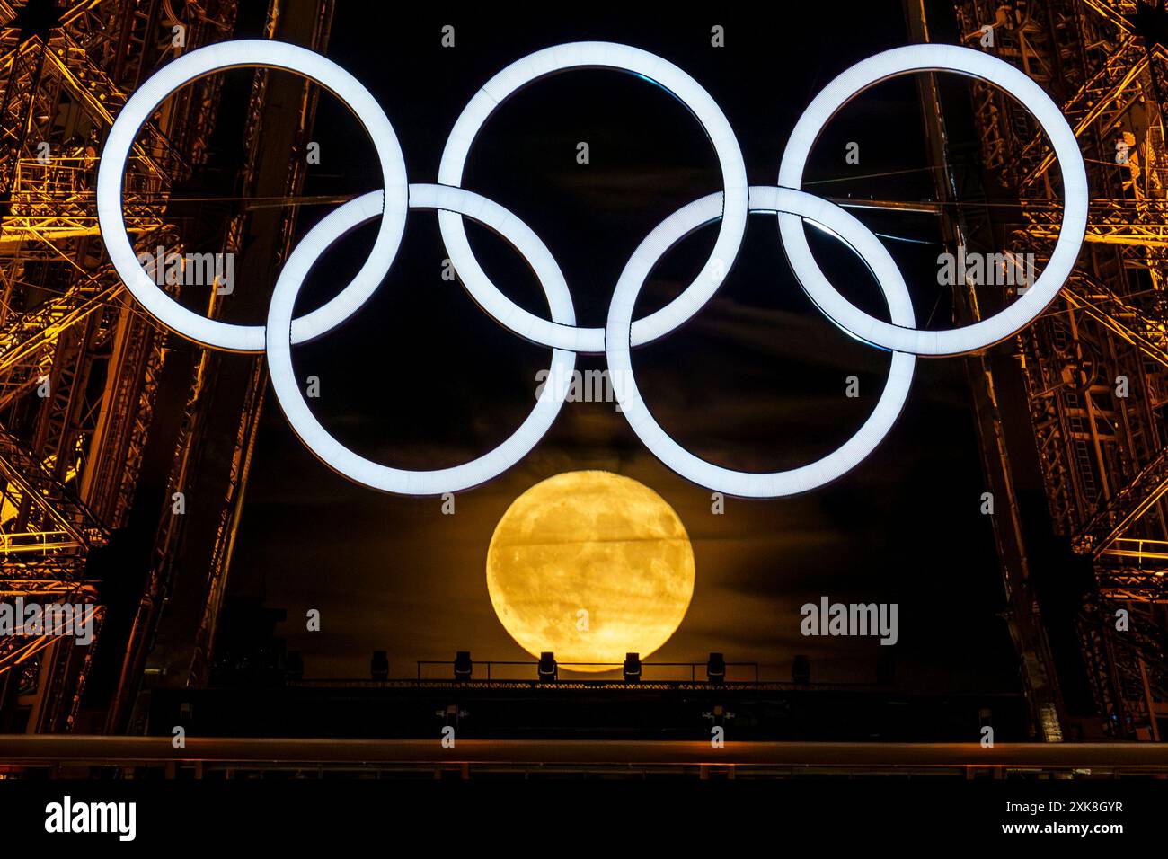 Paris, France. 21 juillet 2024. La pleine lune à côté de la Tour Eiffel alors que la ville est prête à accueillir les Jeux d'été de 2024 à Paris, France, le dimanche 21 juillet 2024. Les Jeux Olympiques d'été débutent le 26 juillet, 100 ans après la dernière fois que Paris a accueilli les Jeux. Photo de Paul Hanna/UPI crédit : UPI/Alamy Live News Banque D'Images