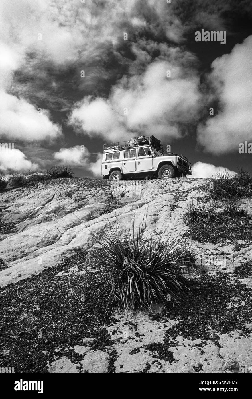 Véhicule hors route au sommet d'une colline, la Gran Sabana, État de Bolivar, Venezuela Banque D'Images