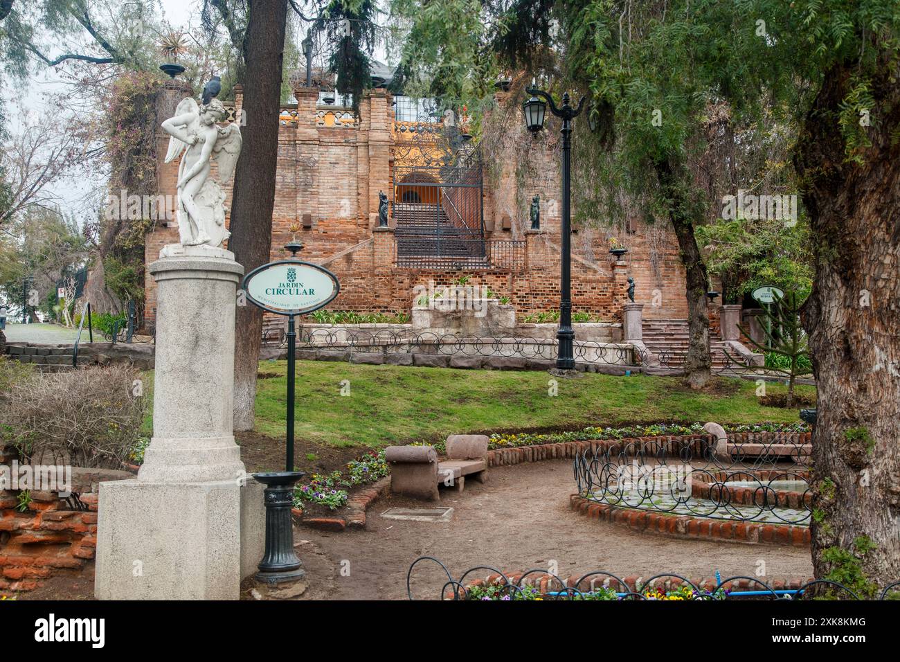 Jardin circulaire en face du Castillo Hidalgo dans le Cerro de Santa Lucia, centre-ville de Santiago du Chili Banque D'Images