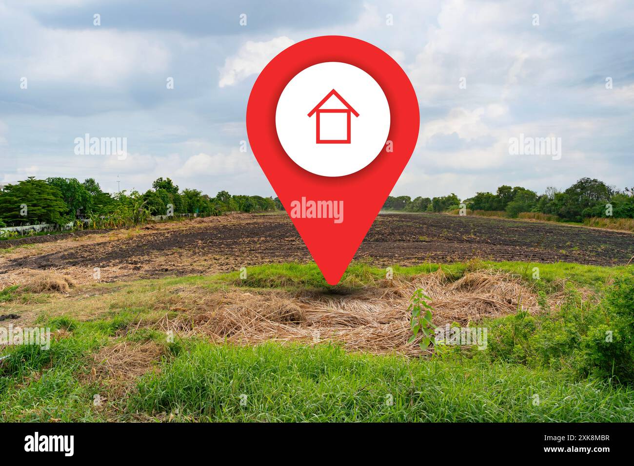 Symbole de maison avec icône de broche d'emplacement sur la coupe transversale de géologie terrestre de sol cubique avec de l'herbe verte, écologie de sol isolé sur le ciel bleu. vente immobilière Banque D'Images