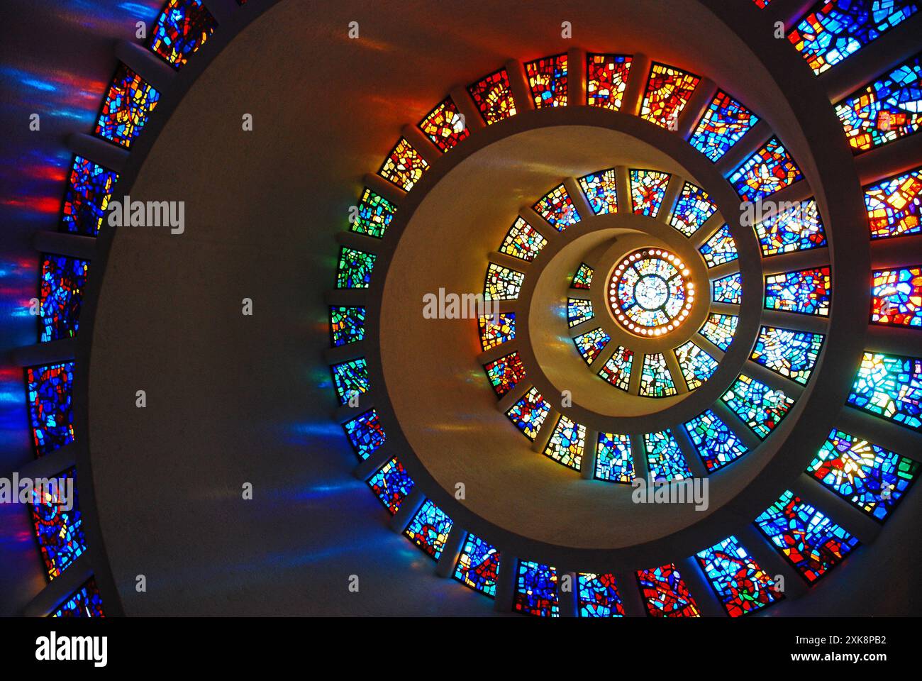 Un vitrail en spirale dans la chapelle Thanks Giving à Dallas Banque D'Images