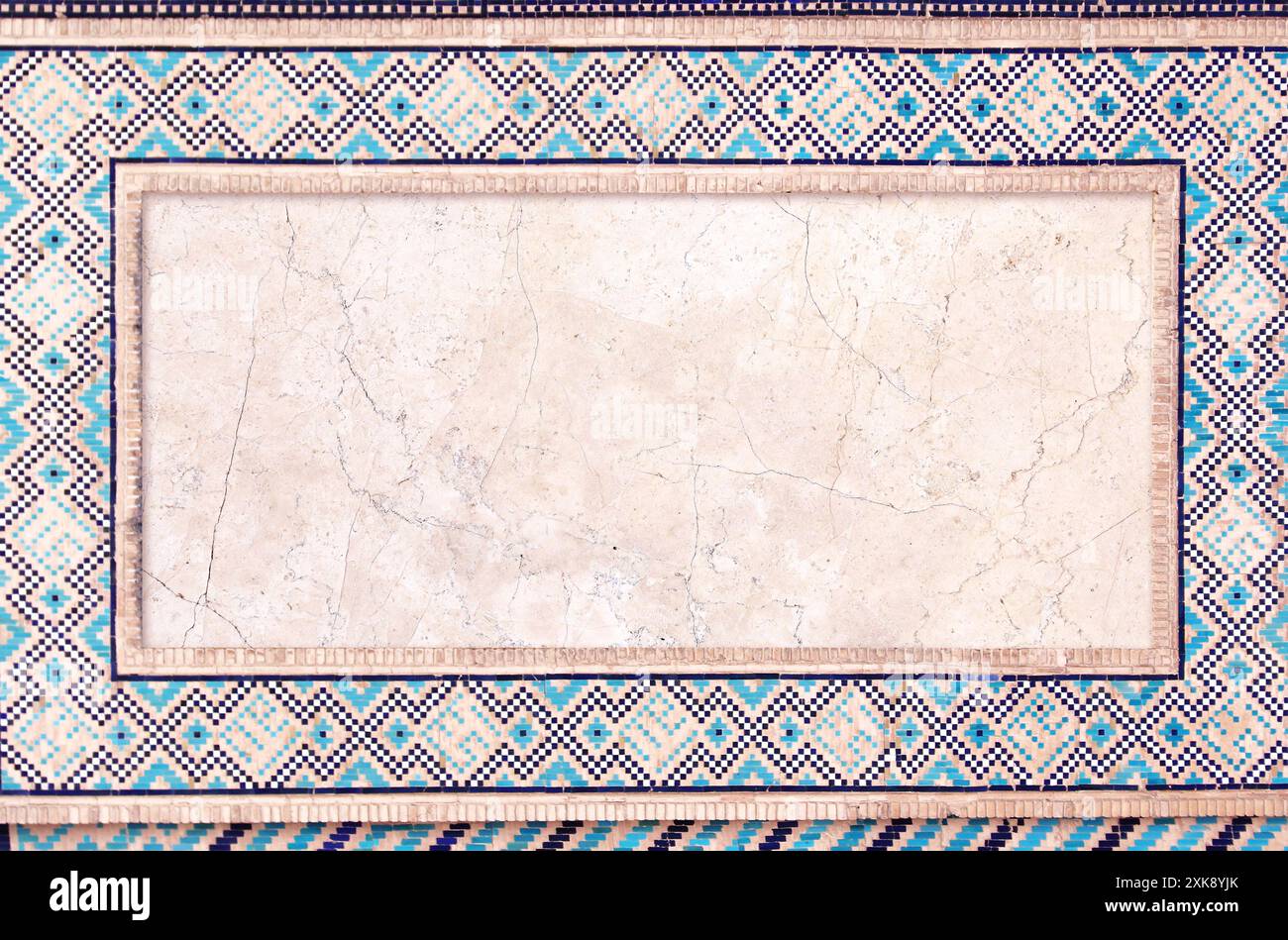 Détail du mur traditionnel en mosaïque persane avec ornement de tuiles. Fond horizontal ou vertical avec cadre en carreaux de céramique. Modèle de maquette. Copier l'espace Banque D'Images