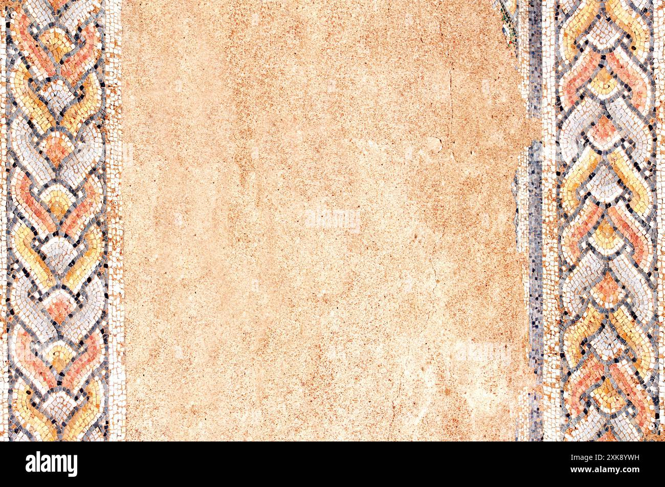 Fond horizontal avec fragment de mosaïque antique aux grands bains, Dion, Pieria, Grèce. Cadre en mosaïque antique avec texture stuc. Temp. Maquette Banque D'Images