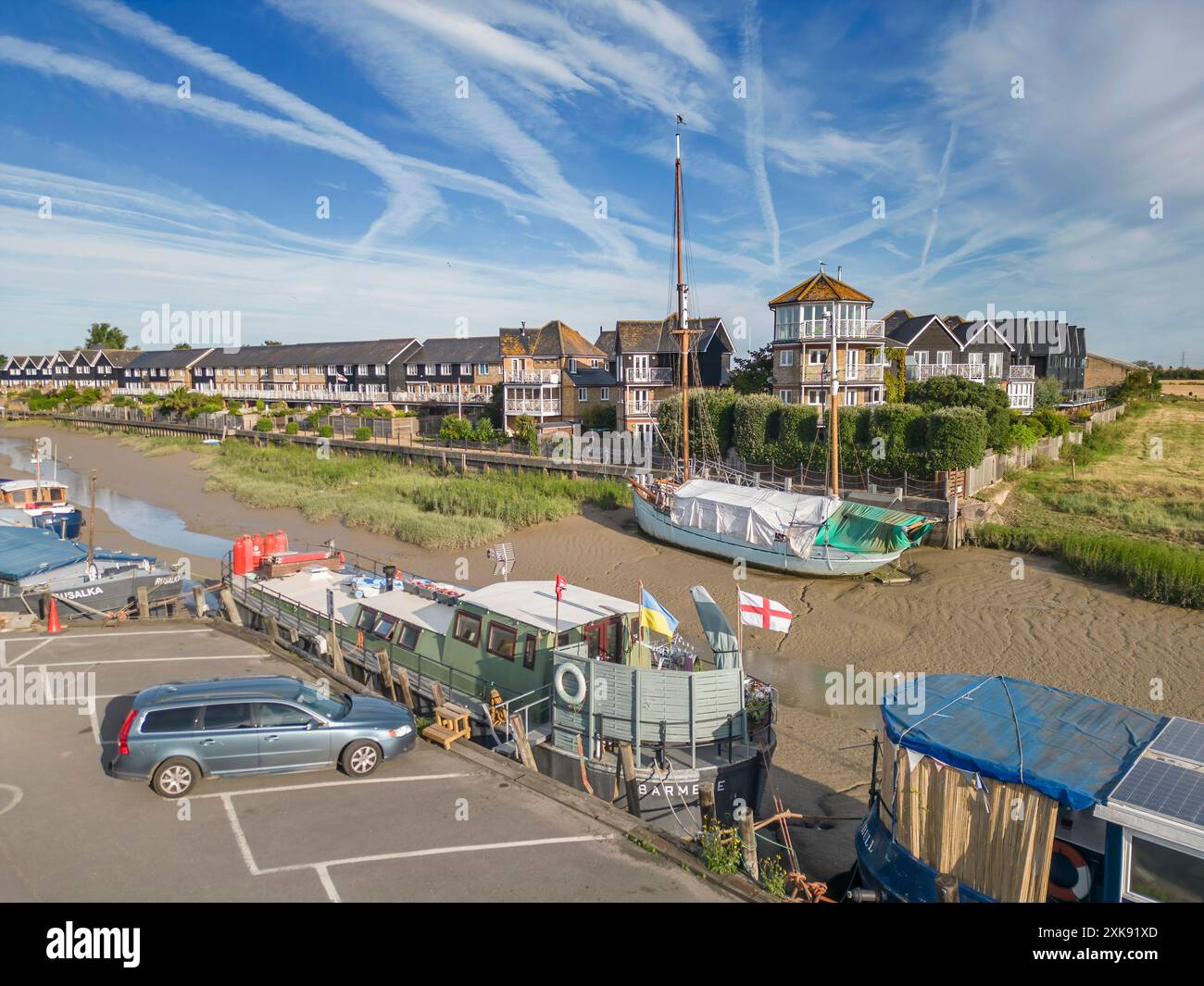 vue aérienne des bateaux et péniches amarrés au quai sur le ruisseau faversham dans le kent Banque D'Images