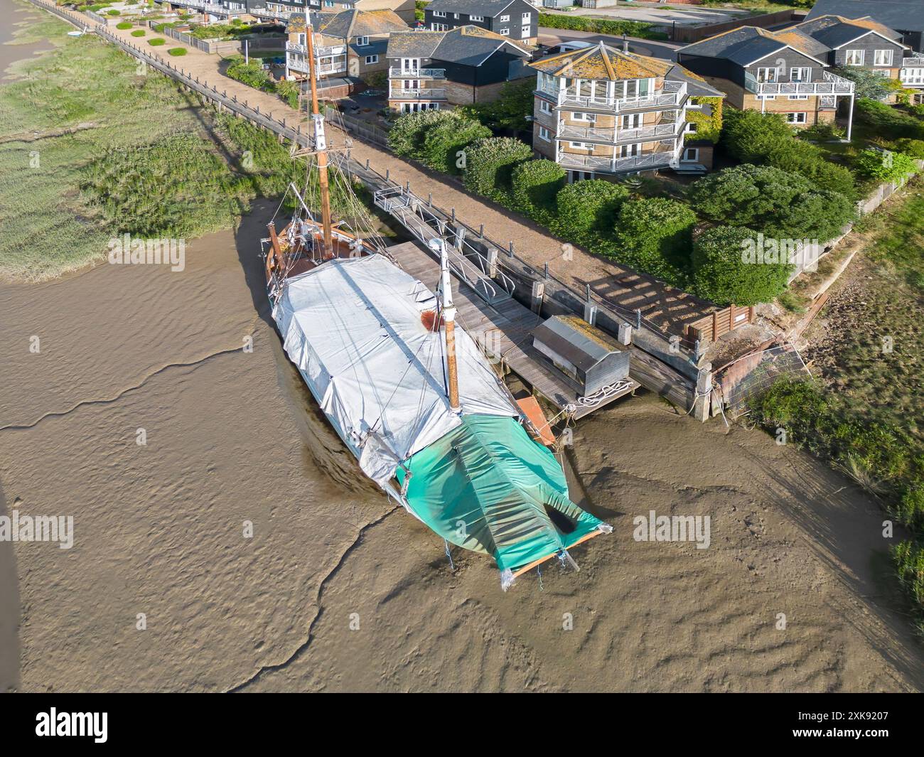 vue aérienne des bateaux et péniches amarrés au quai sur le ruisseau faversham dans le kent Banque D'Images