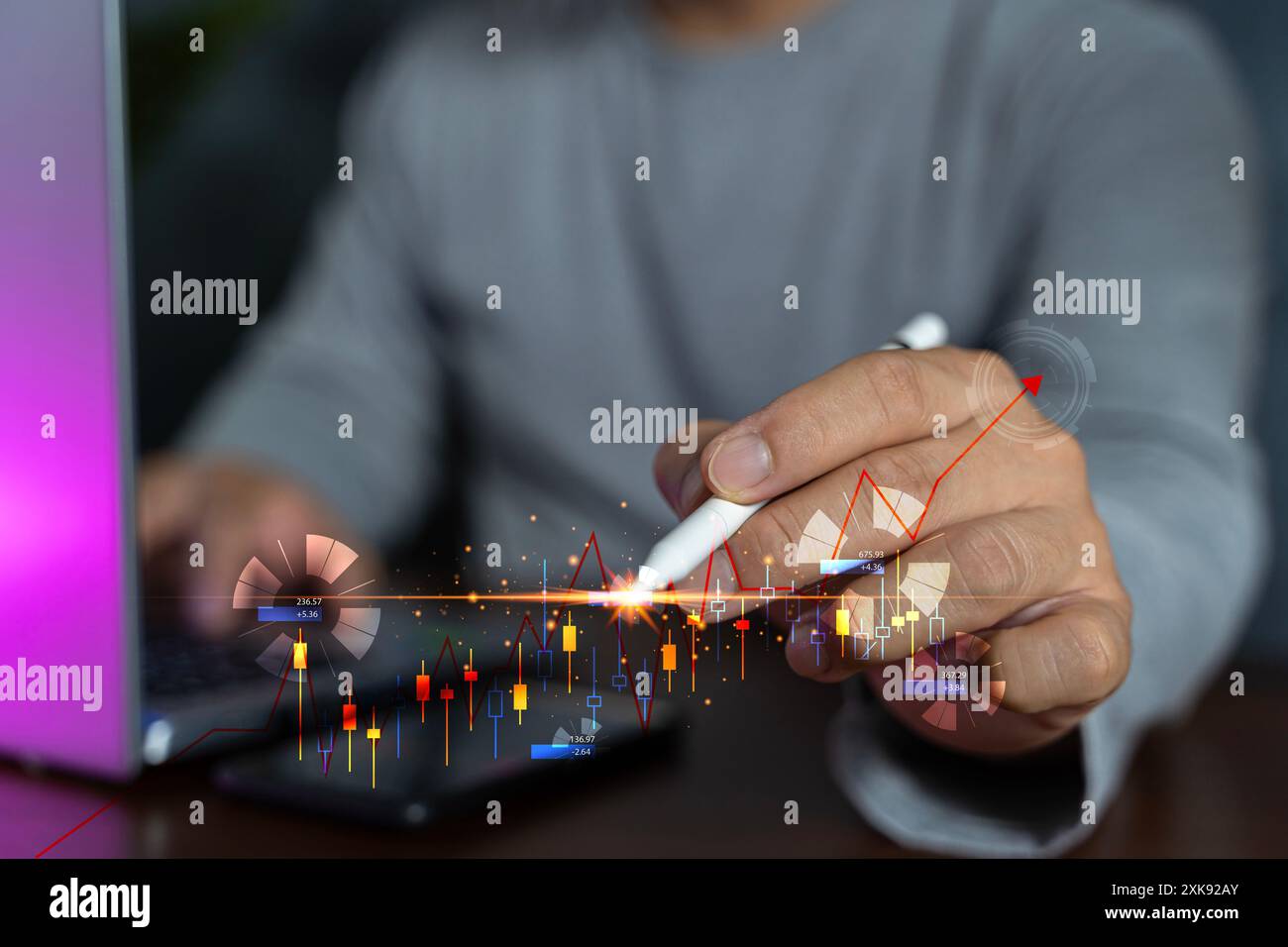 Homme d'affaires pointant du doigt au graphique de finance boursière graphique d'échange d'argent ou d'investissement de croissance taux d'analyse de l'économie mondiale sur technolog économique Banque D'Images