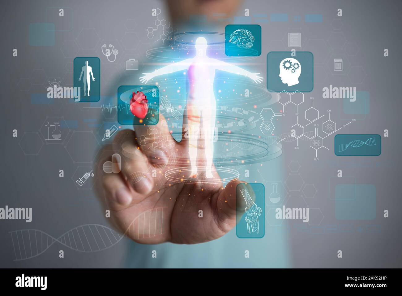 Homme sur fond flou utilisant un rendu 3D de projection holographique de corps humain par rayons X numérique. Doctor Hand montre un hologramme du patient sur un blu Banque D'Images