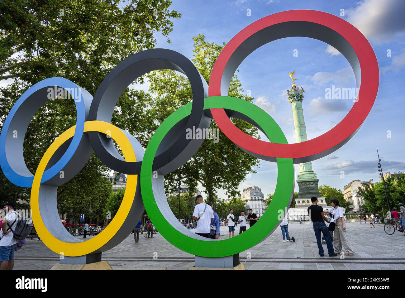 FRANCE. PARIS (75) (4ÈME ARRONDISSEMENT) PLACE DE LA BASTILLE. LES ANNEAUX OLYMPIQUES, INSTALLÉS SUR LA PLACE POUR LES JEUX OLYMPIQUES DE PARIS 2024. EN ARRIÈRE-PLAN, LE Banque D'Images