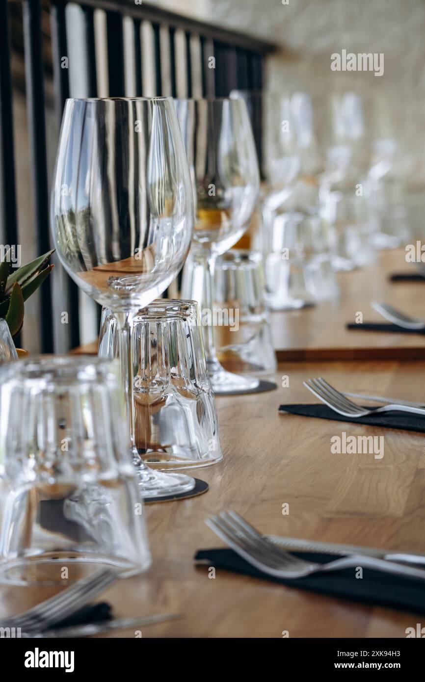 Table dressée sur la terrasse d'un restaurant dans le sud de la France Banque D'Images