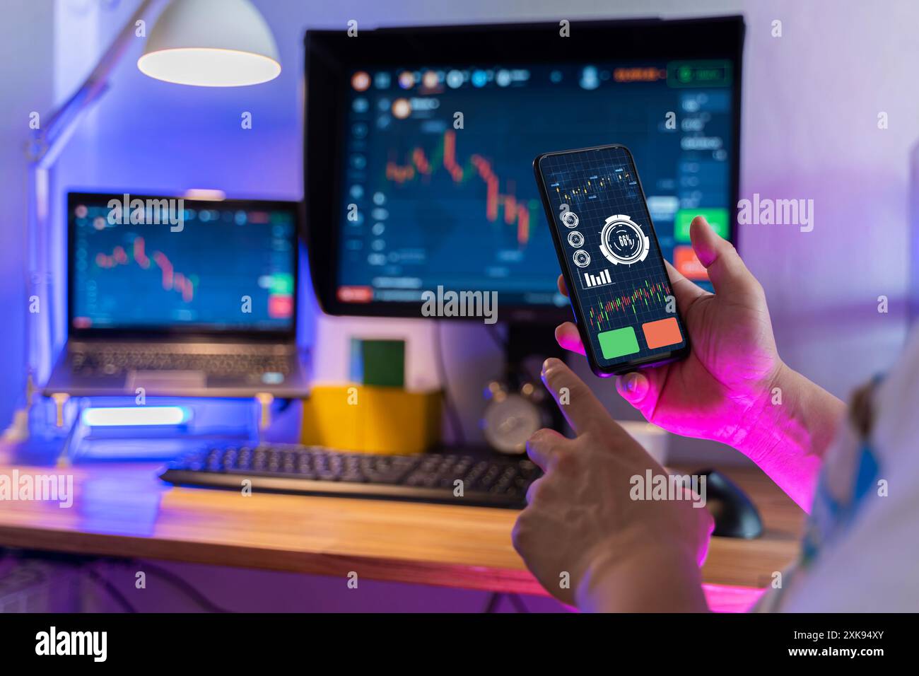 Concept d'investissement financier et commercial. Homme d'affaires utilisant smartphone analyser l'investissement en bourse. graphique de croissance à l'écran. Banque D'Images