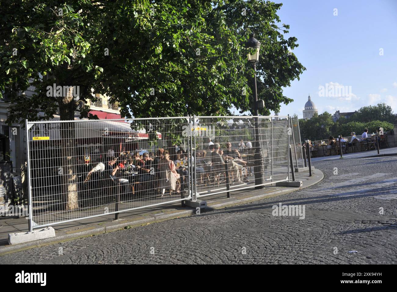 FRANCE. PARIS (75) 4E ARRONDISSEMENT. ILE SAINT-LOUIS. PRÉPARATION DE LA CÉRÉMONIE D'OUVERTURE DES JEUX OLYMPIQUES DE PARIS 2024. INSTALLATION DE BARRIÈRES EN T. Banque D'Images