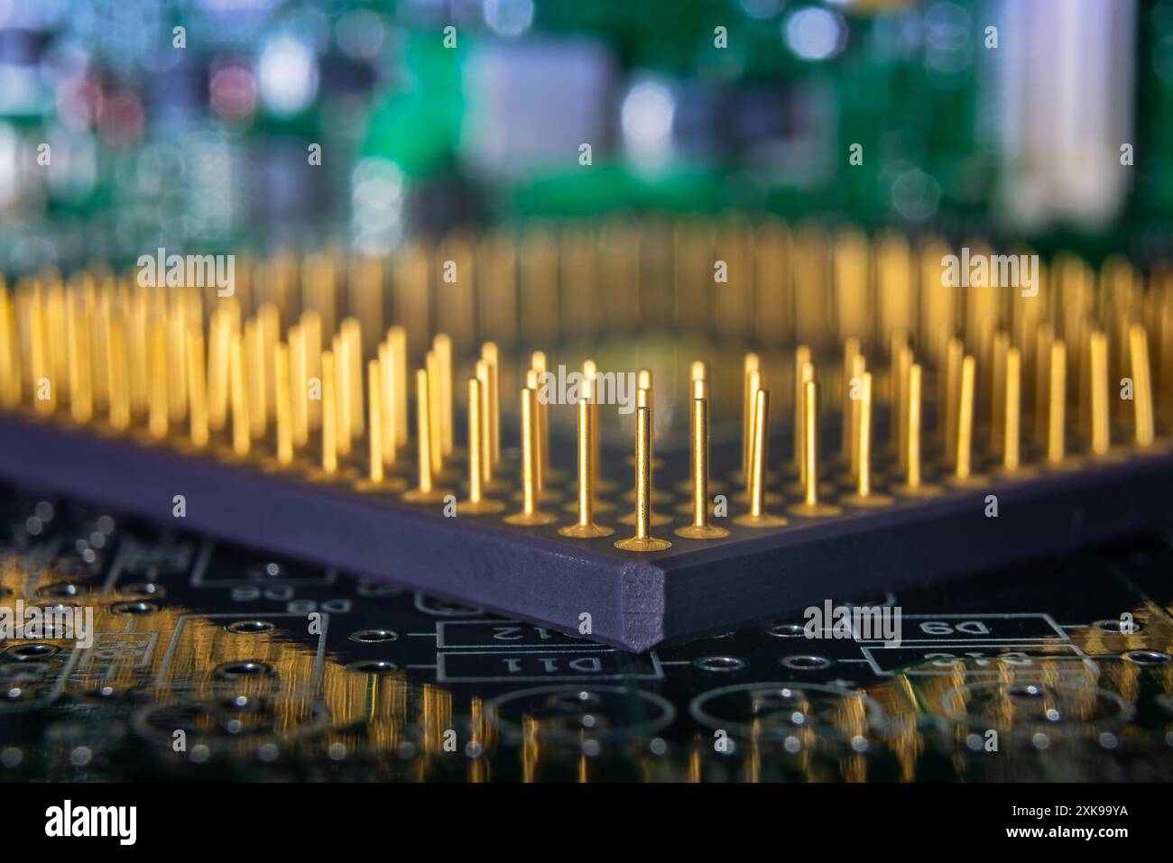 Gros plan détaillé d'un microprocesseur d'ordinateur avec des broches dorées sur une carte de circuit imprimé verte, représentant la technologie et l'électronique. Banque D'Images