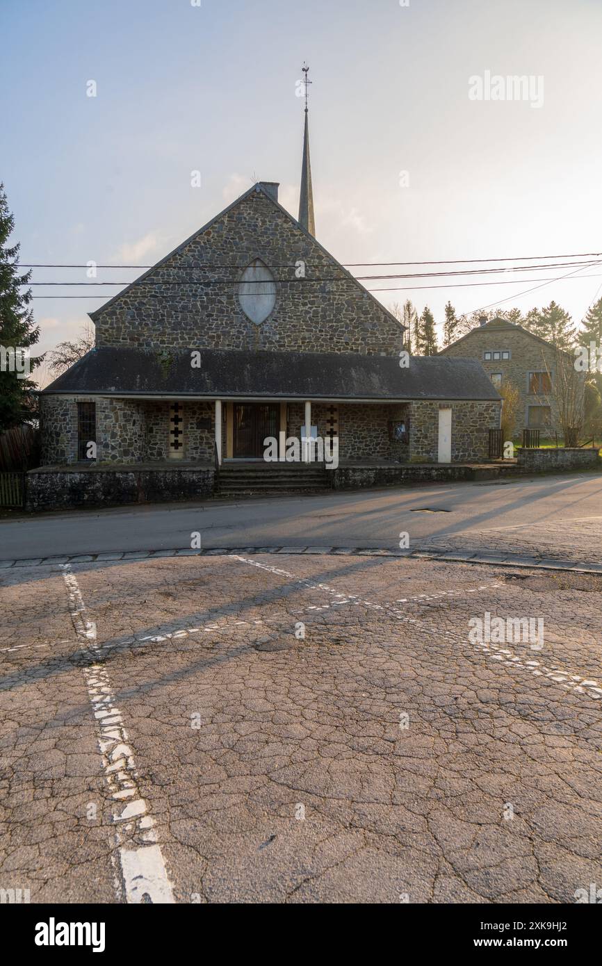 A Bastogne Battle of the Ardennes offensive WW2 Sherman Tank Turret en Belgique et View of Town, Belgique Banque D'Images
