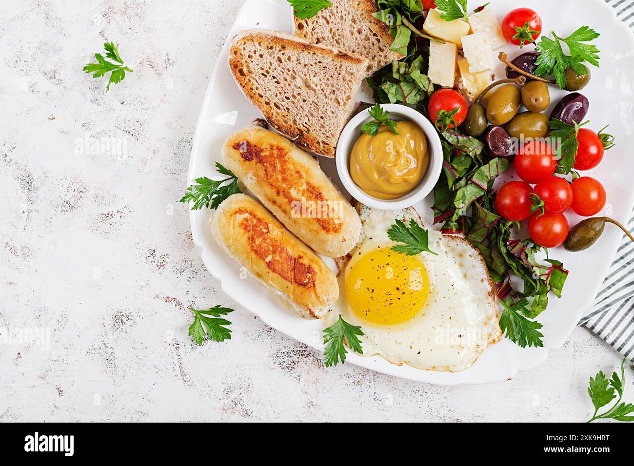 Oeuf frit, saucisse de poulet maison, toasts et salade fraîche. Keto, petit déjeuner paléo. Vue de dessus, pose à plat Banque D'Images