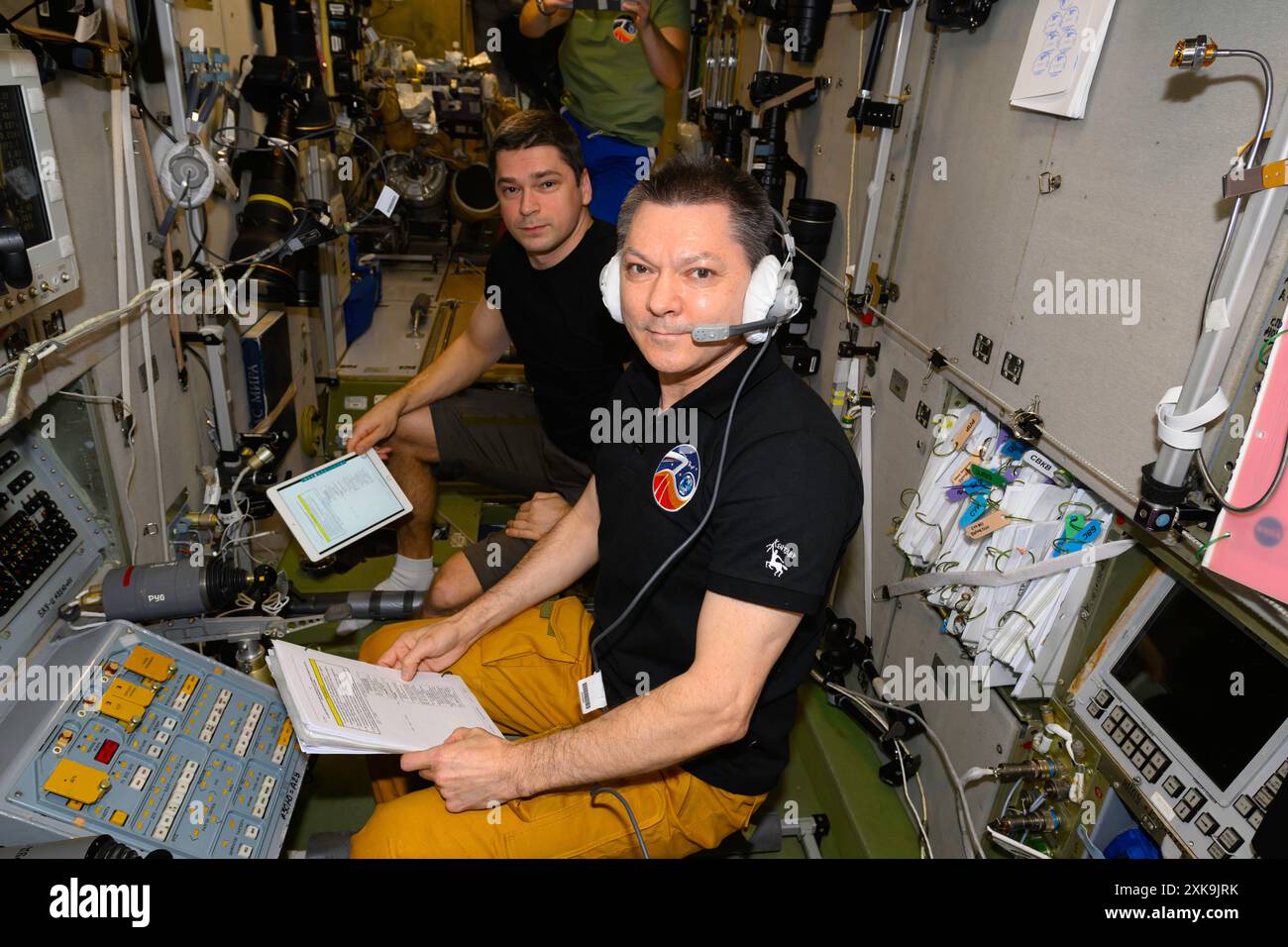 ISS - 1er juin 2024 - le commandant de l'expédition 71 de l'ISS, Oleg Kononenko (au premier plan) et l'ingénieur de vol Nikolai Chub, tous deux cosmonautes de Roscosmos, sont photographiés Banque D'Images