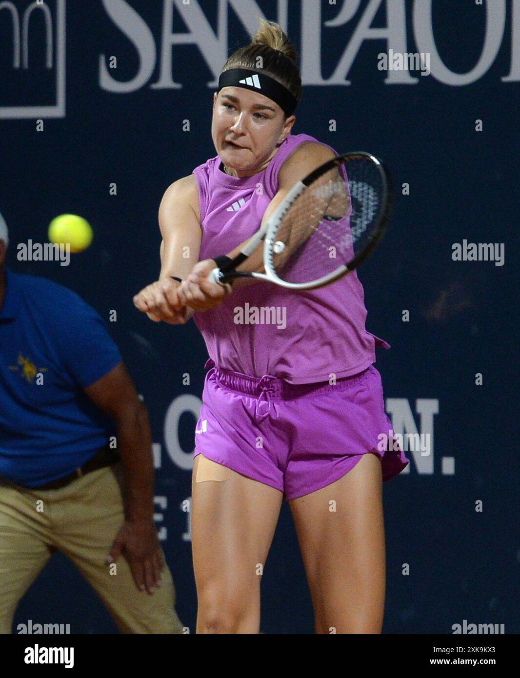 Palerme, Italie. 21 juillet 2024. Karolina Muchova fait son retour lors du match final entre Zheng Qinwen, de Chine, et Karolina Muchova, de République tchèque, lors du 35e Palerme Ladies Open à Palerme, en Italie, le 21 juillet 2024. Crédit : Alberto Lingria/Xinhua/Alamy Live News Banque D'Images