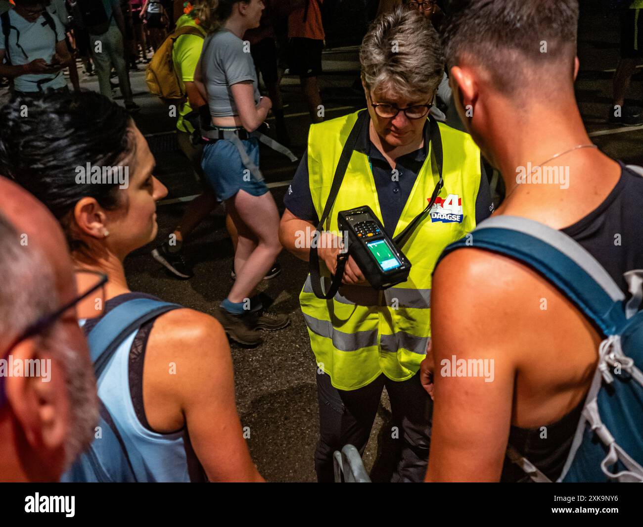 Du 16 au 19 juillet, Nimègue. Les Marches internationales des quatre jours (en néerlandais 'de Vierdaagse') sont le plus grand événement de marche de plusieurs jours au monde et sont considérées comme le meilleur exemple de l'esprit sportif et du lien international entre les militaires, hommes et femmes et civils de nombreux pays différents. Cette année, en raison des températures chaudes, tous les itinéraires ont été plus courts de 10 km le dernier jour. Banque D'Images