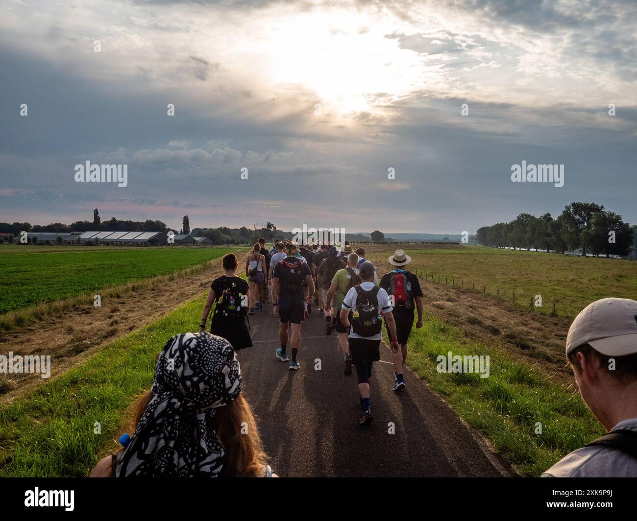 Du 16 au 19 juillet, Nimègue. Les Marches internationales des quatre jours (en néerlandais 'de Vierdaagse') sont le plus grand événement de marche de plusieurs jours au monde et sont considérées comme le meilleur exemple de l'esprit sportif et du lien international entre les militaires, hommes et femmes et civils de nombreux pays différents. Cette année, en raison des températures chaudes, tous les itinéraires ont été plus courts de 10 km le dernier jour. Banque D'Images