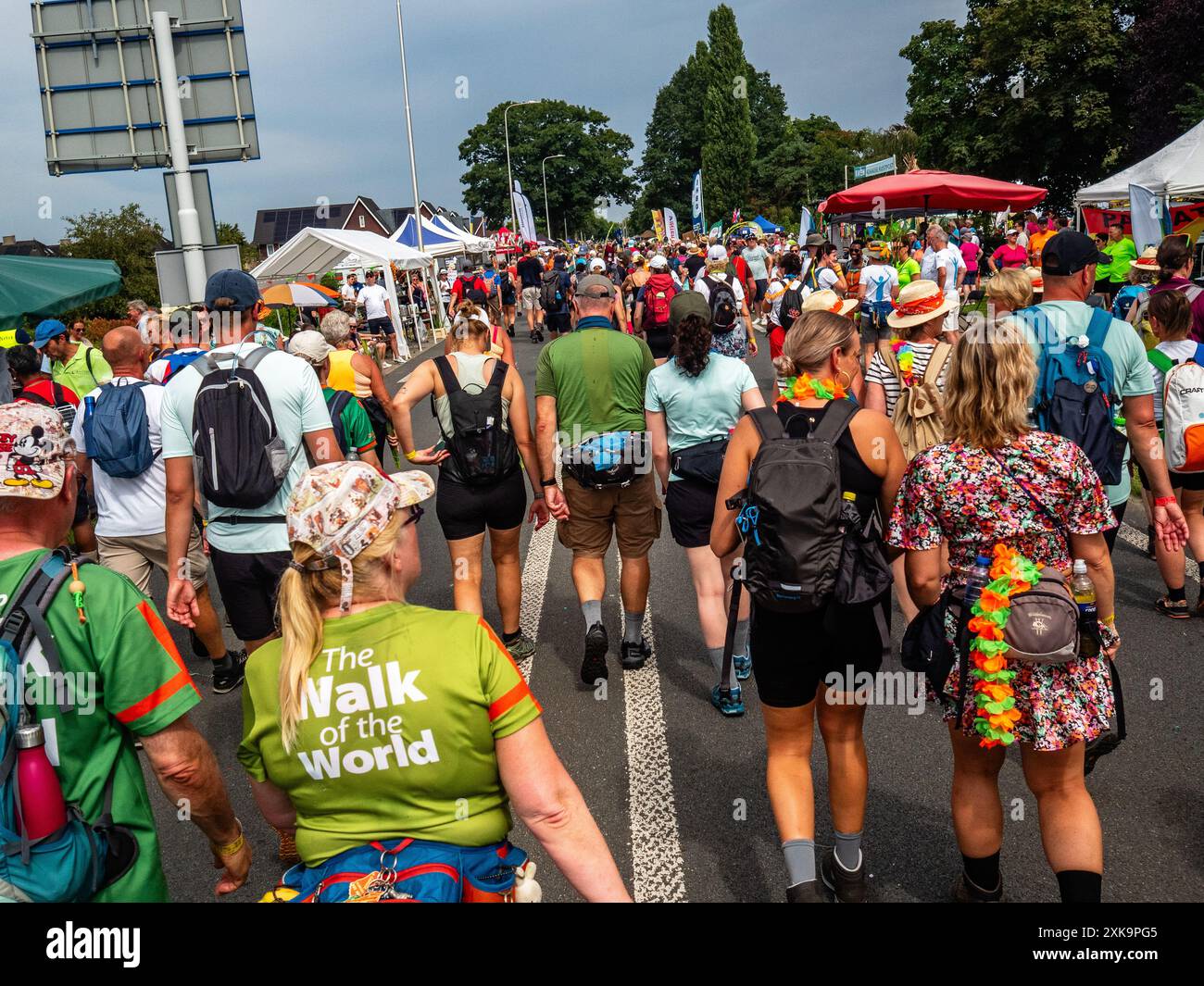 Du 16 au 19 juillet, Nimègue. Les Marches internationales des quatre jours (en néerlandais 'de Vierdaagse') sont le plus grand événement de marche de plusieurs jours au monde et sont considérées comme le meilleur exemple de l'esprit sportif et du lien international entre les militaires, hommes et femmes et civils de nombreux pays différents. Cette année, en raison des températures chaudes, tous les itinéraires ont été plus courts de 10 km le dernier jour. Banque D'Images