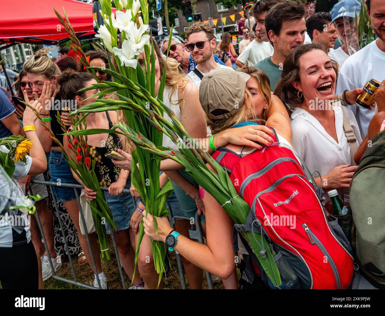 Du 16 au 19 juillet, Nimègue. Les Marches internationales des quatre jours (en néerlandais 'de Vierdaagse') sont le plus grand événement de marche de plusieurs jours au monde et sont considérées comme le meilleur exemple de l'esprit sportif et du lien international entre les militaires, hommes et femmes et civils de nombreux pays différents. Cette année, en raison des températures chaudes, tous les itinéraires ont été plus courts de 10 km le dernier jour. Banque D'Images