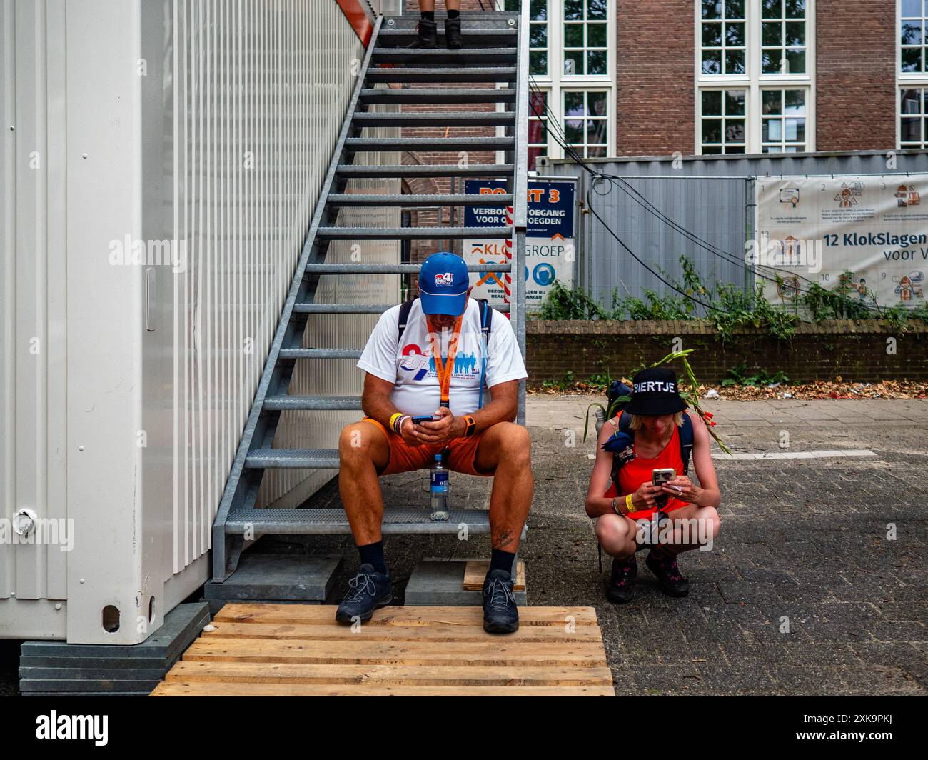 Du 16 au 19 juillet, Nimègue. Les Marches internationales des quatre jours (en néerlandais 'de Vierdaagse') sont le plus grand événement de marche de plusieurs jours au monde et sont considérées comme le meilleur exemple de l'esprit sportif et du lien international entre les militaires, hommes et femmes et civils de nombreux pays différents. Cette année, en raison des températures chaudes, tous les itinéraires ont été plus courts de 10 km le dernier jour. Banque D'Images