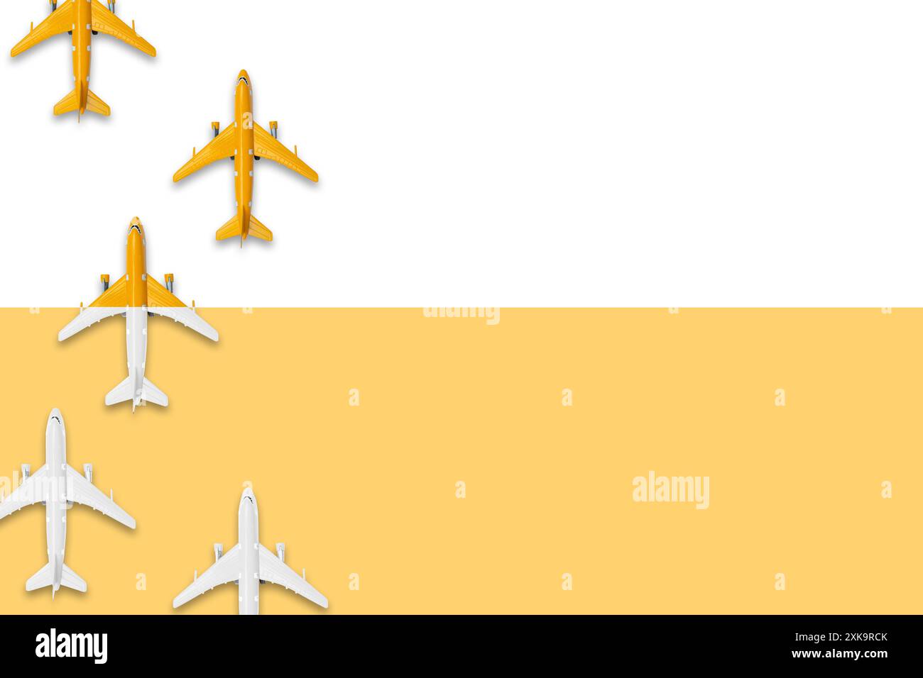 Flat lay design de voyage dans le concept d'été. Vue de dessus d'un avion sur écran blanc blanc et jaune couleur pastel avec espace de copie. voyagez en été Banque D'Images
