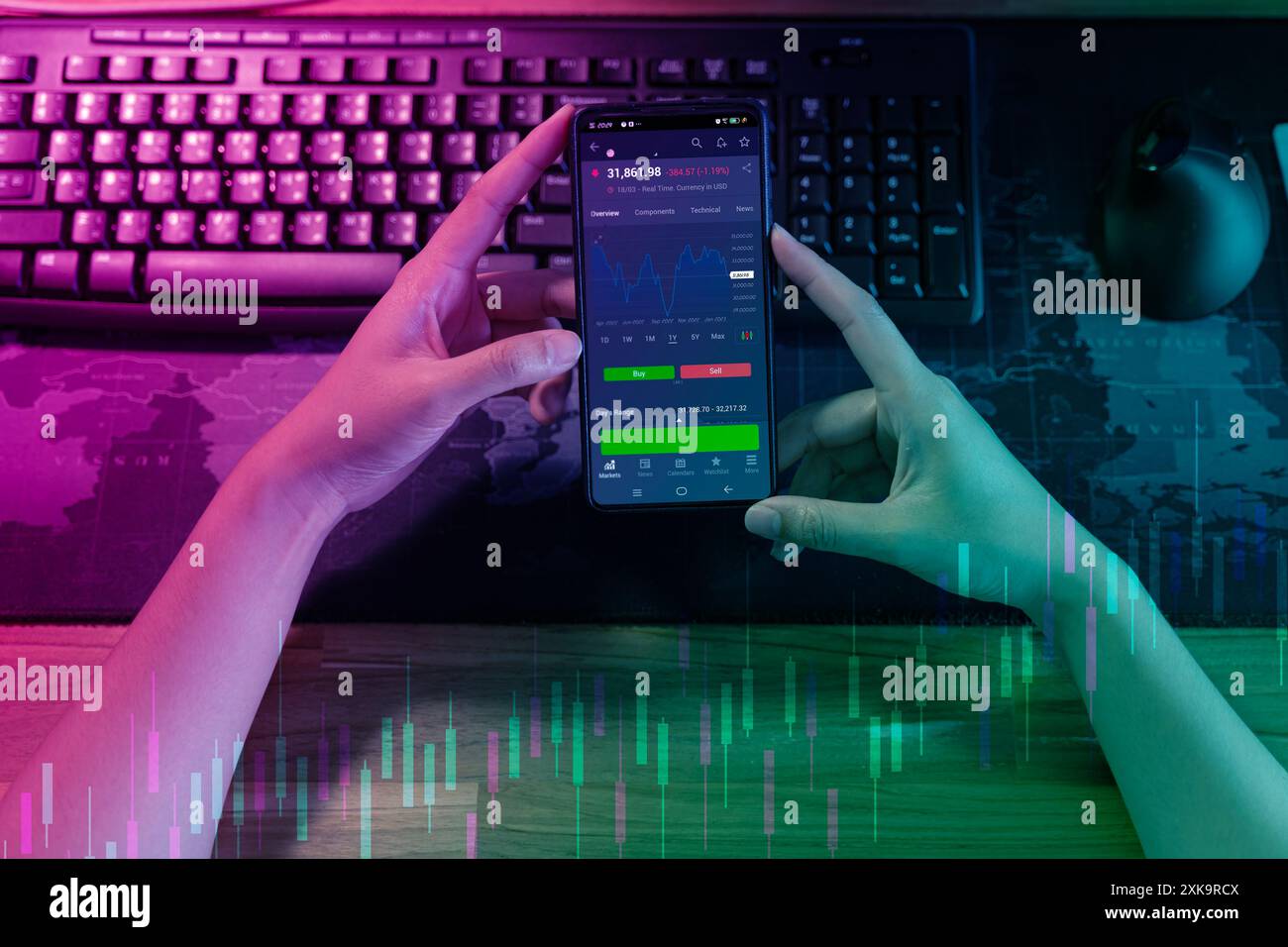 Main tenant smartphone pour l'analyse. Concept d'investissement en ligne. Courtier investisseur trader tenant le doigt à l'aide de l'application de téléphone portable exécutant des actions financières t Banque D'Images