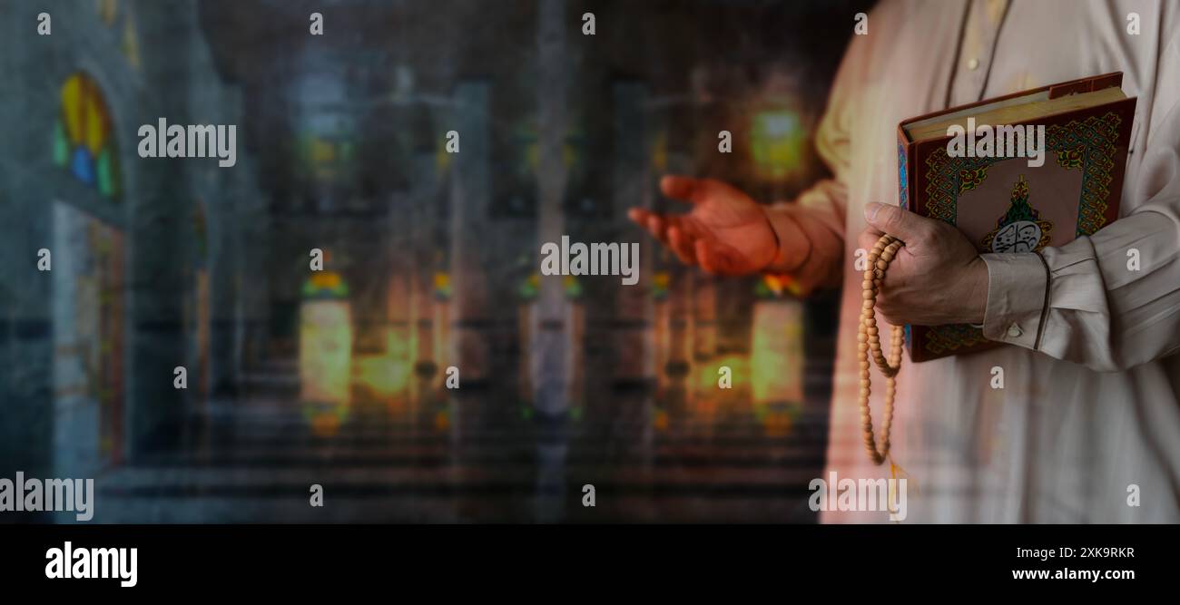 Homme musulman priant à l'intérieur. Homme musulman arabe religieux tenant le Saint coran. Coran avec calligraphie arabe écrite signifiant Al Coran. Ramadan Moubarak. Banque D'Images