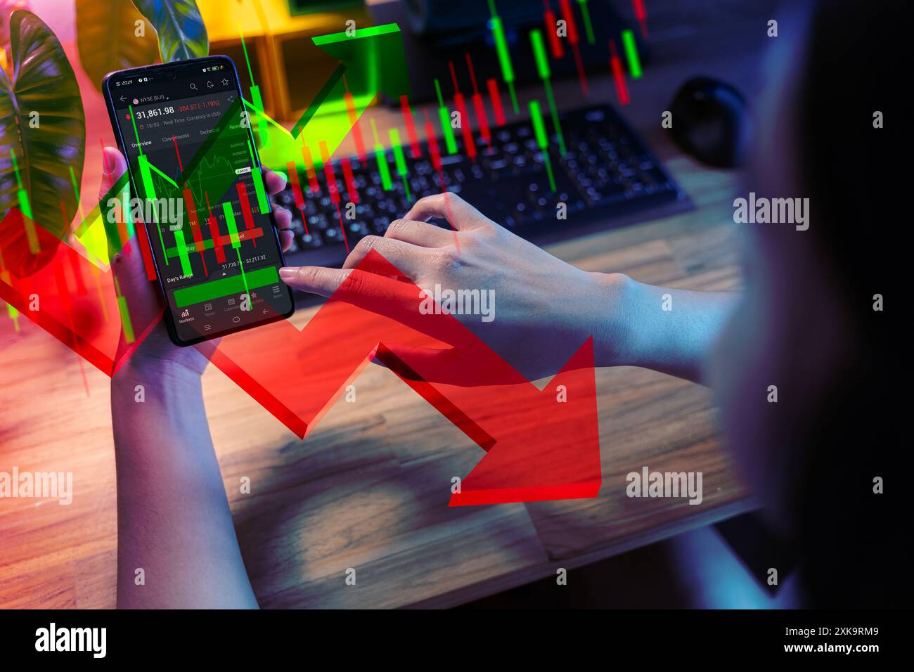 Main tenant smartphone pour l'analyse. Investissement en ligne, pourcentage et flèche vers le haut ou vers le bas. Taux hypothécaire et taux d'emprunt. Taux d'intérêt, actions, classement. Busines Banque D'Images