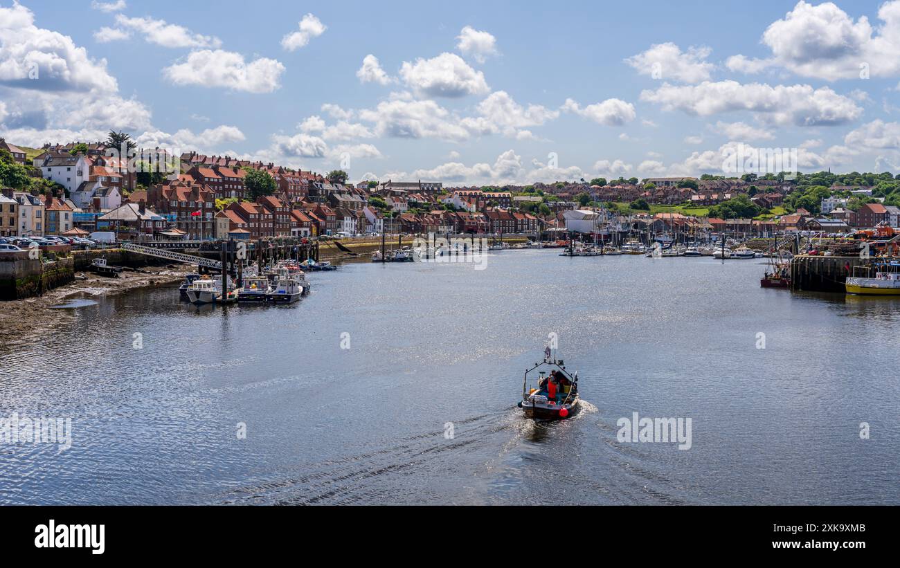 Whitby, North Yorkshire, Angleterre, Royaume-Uni - 21 juin 2023 : vue depuis Whitby Bridge sur la rivière Esk vers le port Banque D'Images