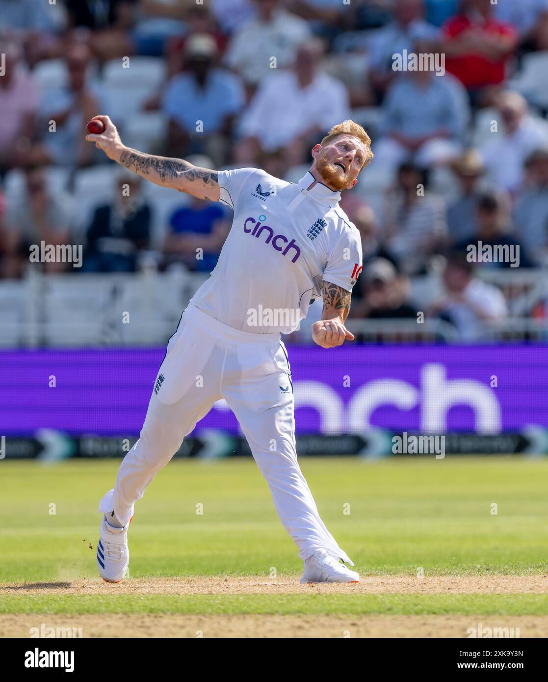 Ben Stokes bowling pour l'Angleterre le deuxième jour du 2e test match entre l'Angleterre et les Antilles. Banque D'Images