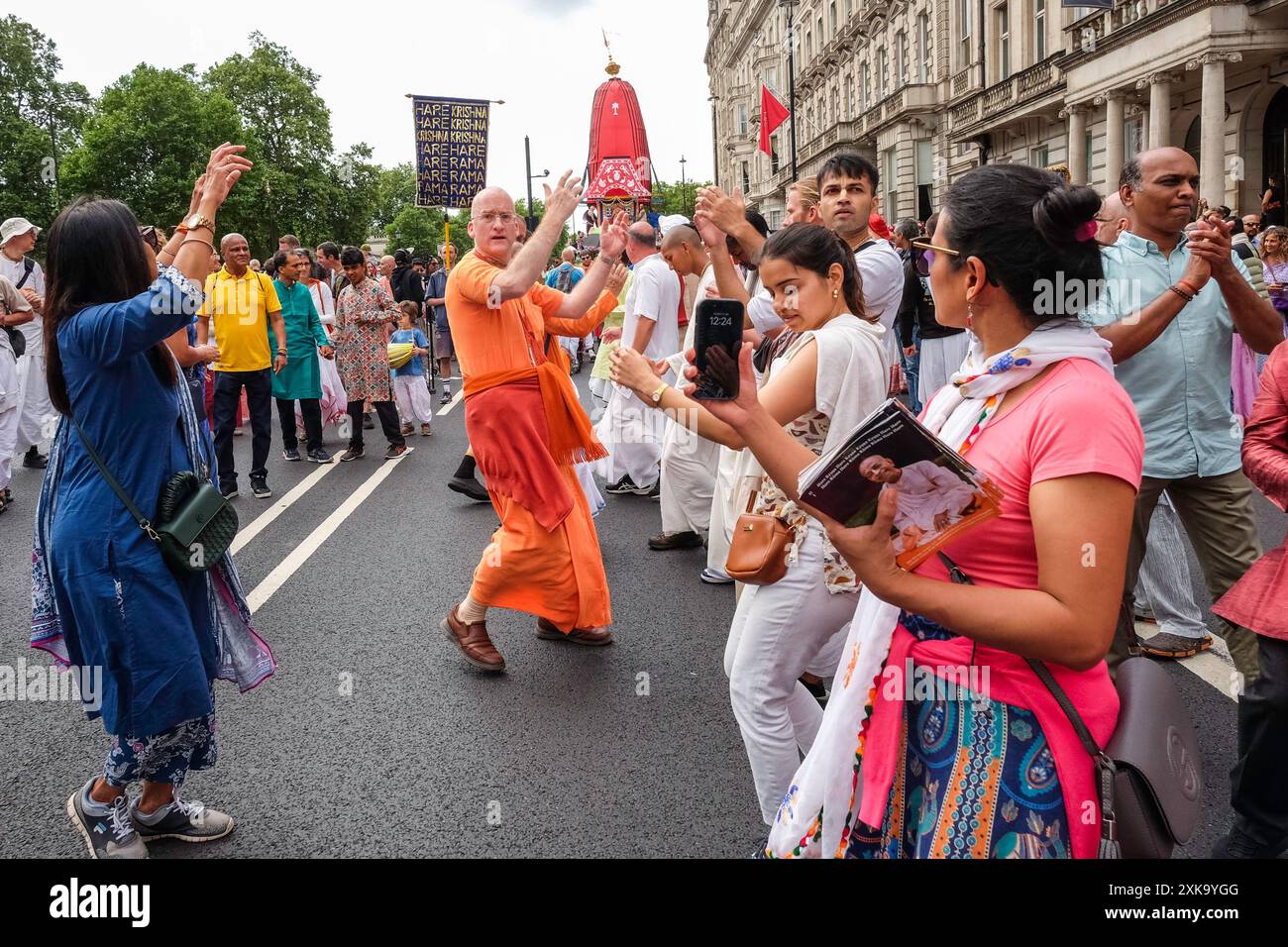 21 juillet 2024, Londres Royaume-Uni. Les adeptes de la religion Hare Krishna assistent à la parade Rathayatra londonienne alors que trois grands chars colorés sont tirés à la main dans les rues du centre de Londres. Sur la photo : les dévots de Hare Krishna dansent et chantent le long de la route de la procession. Banque D'Images