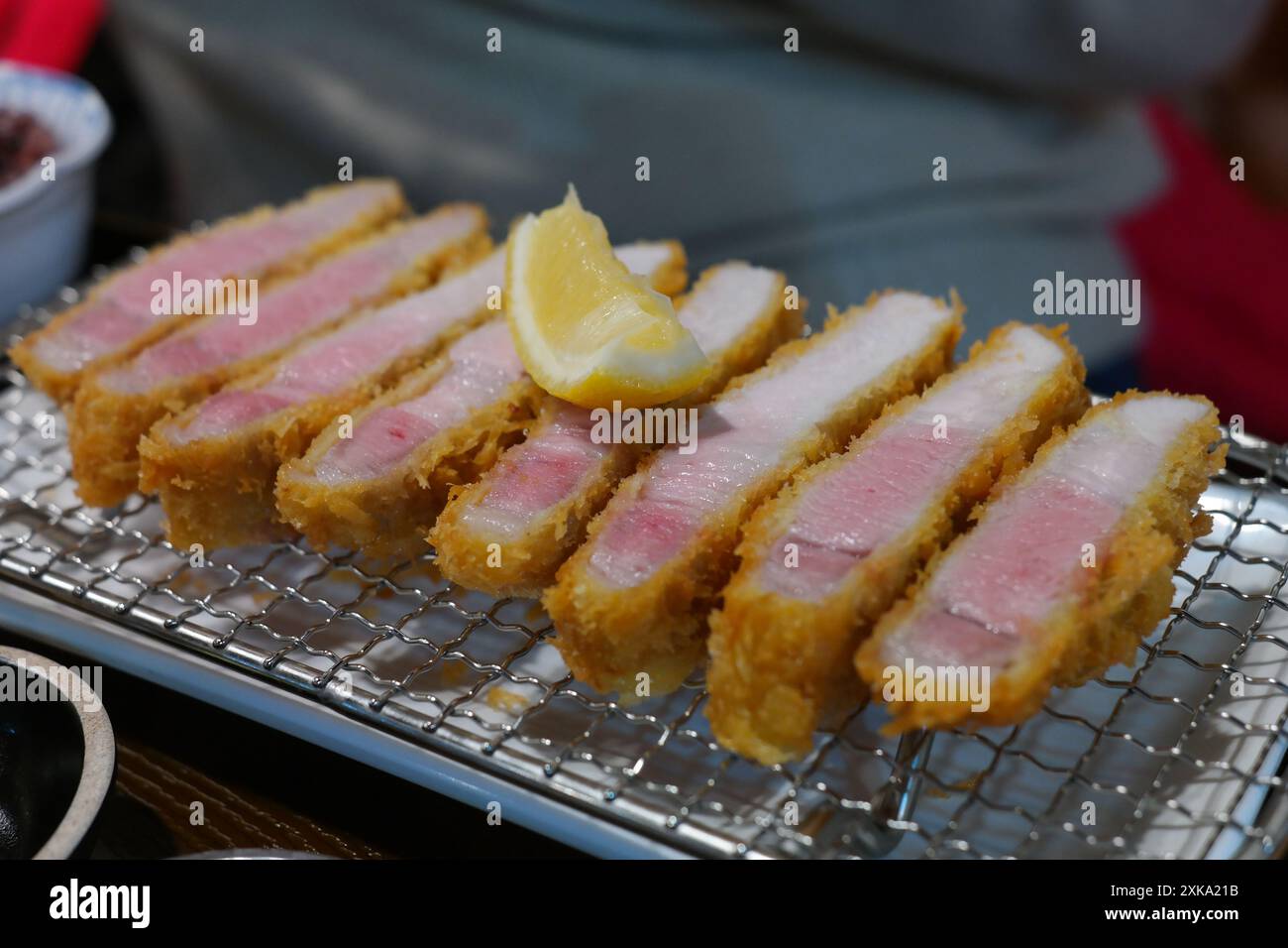 Côtelette de porc frite sur la plaque de fer Banque D'Images