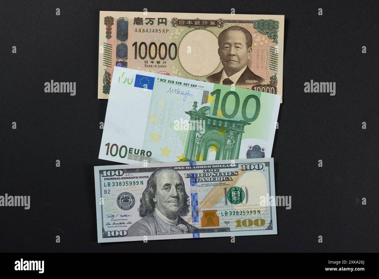 Tokyo, Japon. 11 juillet 2024. Une photo montre un nouveau billet japonais, un billet de 100 euros et un billet de 100 dollars américains à Tokyo, Japon, le 11 juillet 2024. Le Japon a émis de nouveaux billets pour la première fois en 20 ans le mercredi 3 juillet. Crédit : Hideki Yoshihara/AFLO/Alamy Live News Banque D'Images