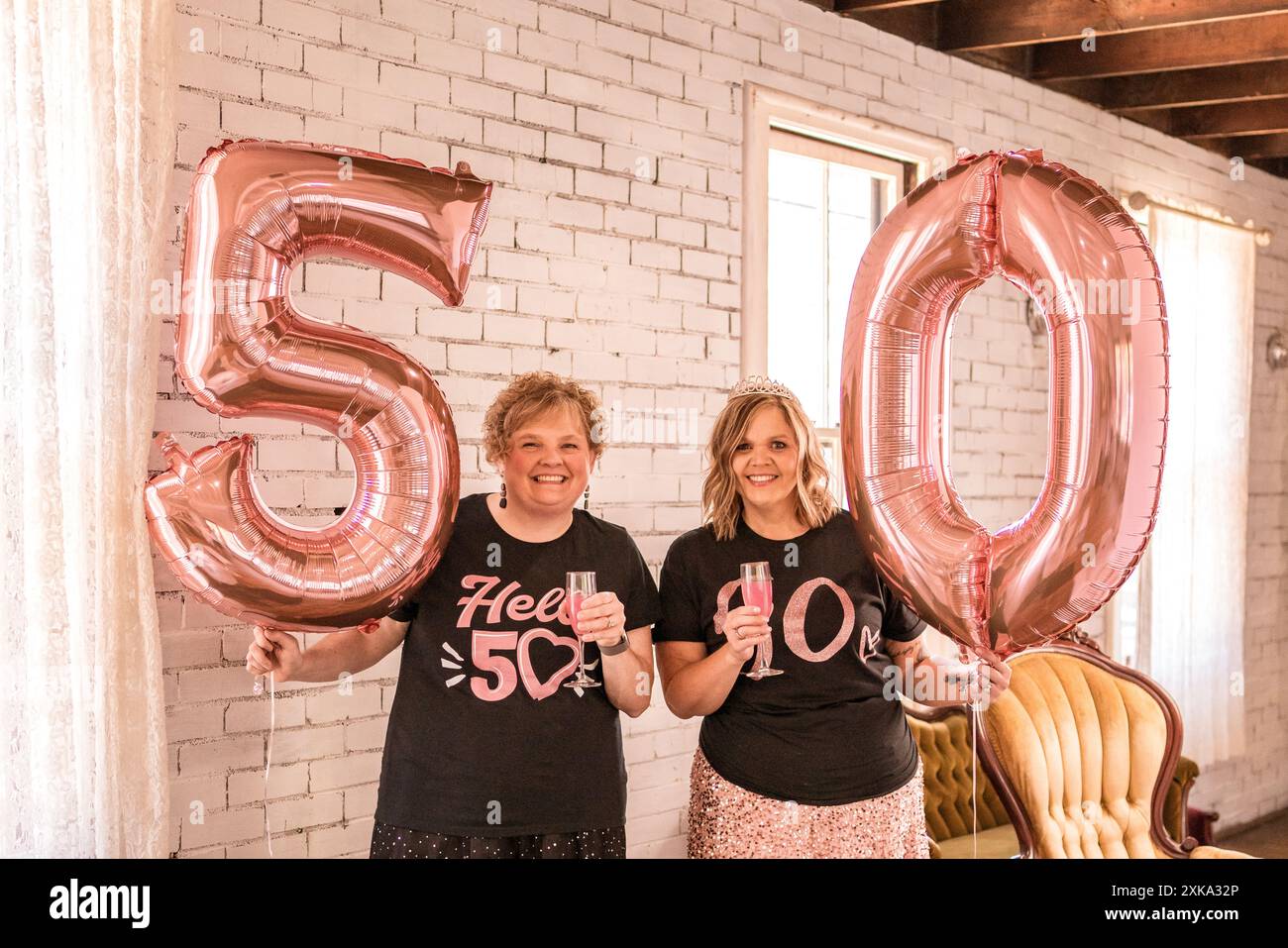 Deux dames célébrant leur 50e anniversaire Banque D'Images