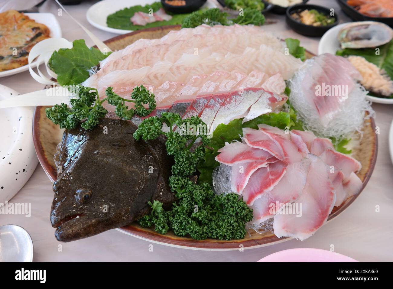 Sashimi de fruits de mer et plateau de poisson, cuisine japonaise Banque D'Images