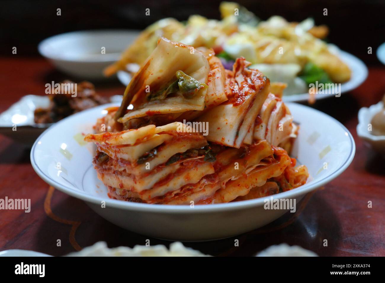 kimchi de chou sur une assiette blanche Banque D'Images