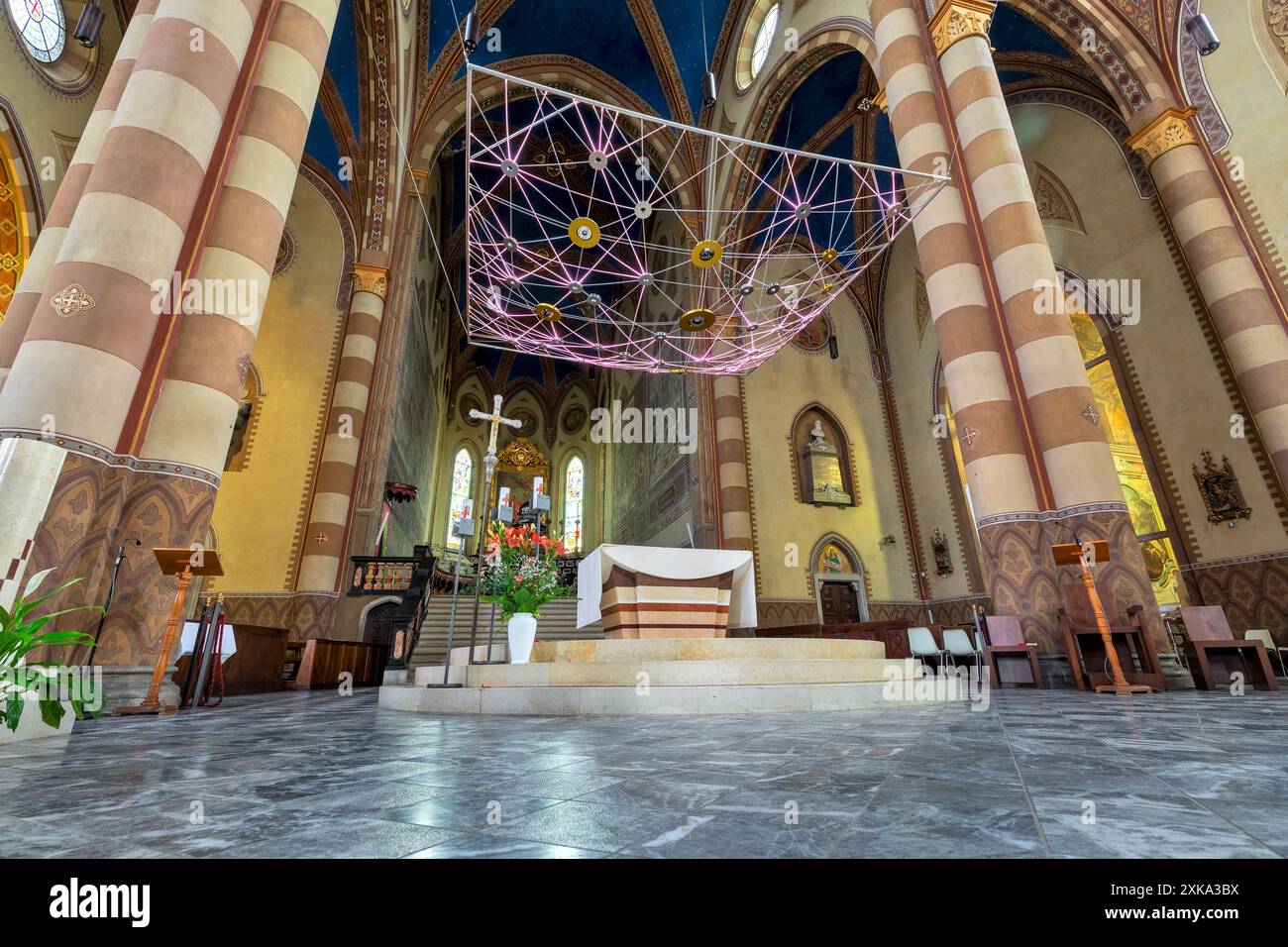 Vue intérieure du Duomo - une cathédrale catholique romaine San Lorenzo dans la petite ville d'Alba, Italie. Banque D'Images