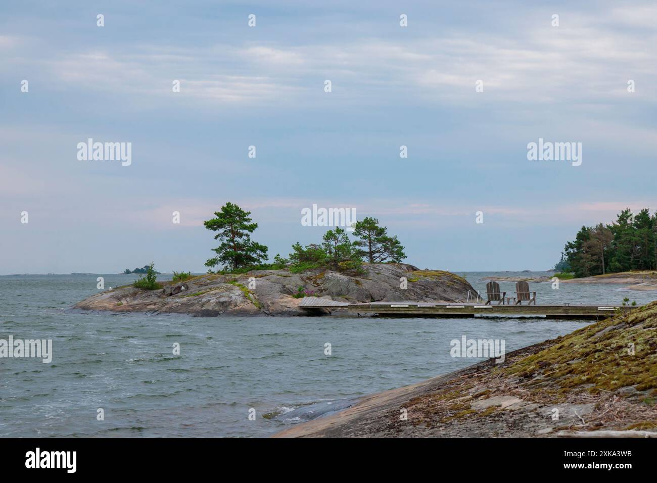 Scène estivale relaxante avec des chaises vides face à une mer sereine. Fond de vacances d'été. Golfe de Finlande Banque D'Images