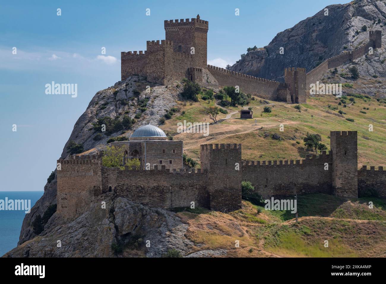 Vue sur l'ancienne forteresse génoise un jour de mai. Sudak, Crimée Banque D'Images