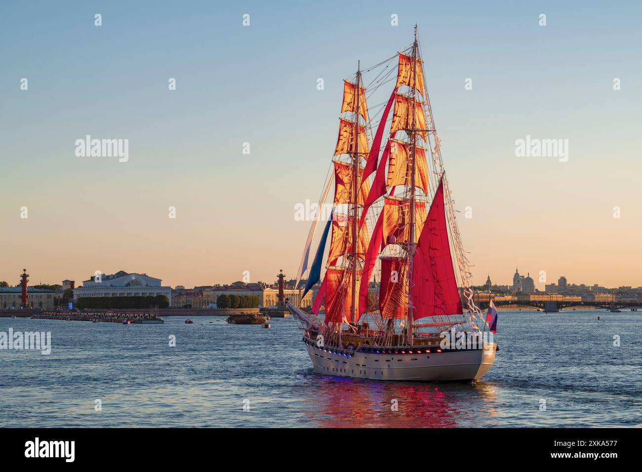 ST. PÉTERSBOURG, RUSSIE - 27 JUIN 2024 : Brig 'Russie' dans les eaux de la Bolshaya Neva par une soirée ensoleillée. Répétition de la fête 'Scarlet Sails-2 Banque D'Images