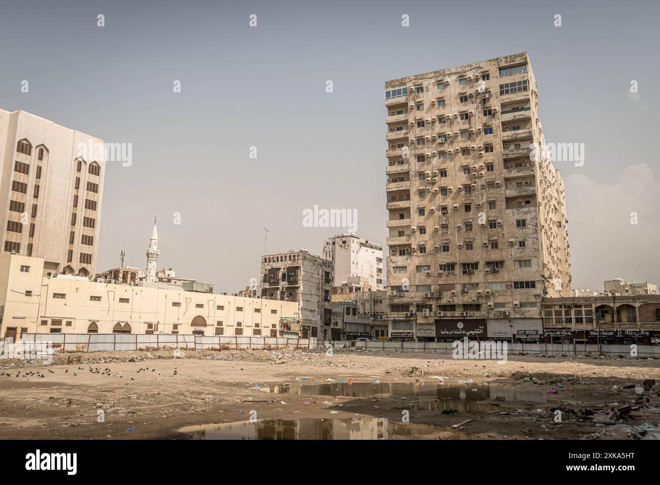 Le vieux bâtiment dans les zones résidentielles de Djeddah, Arabie Saoudite, avec des ordures et des tas de déchets et des ordures dans les zones pauvres polluées. Banque D'Images